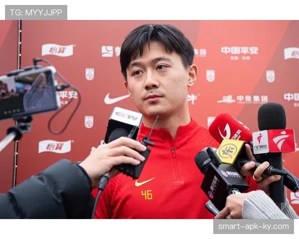 蒋圣龙比赛后衣服乱到像刚打完架，球场外却是精致小白领？